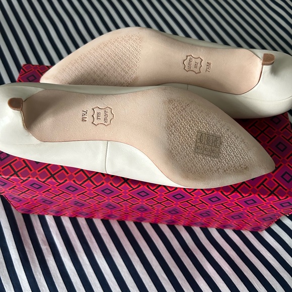 TORY BURCH ELIZABETH 40MM PUMP HEEL - Picture 8 of 9